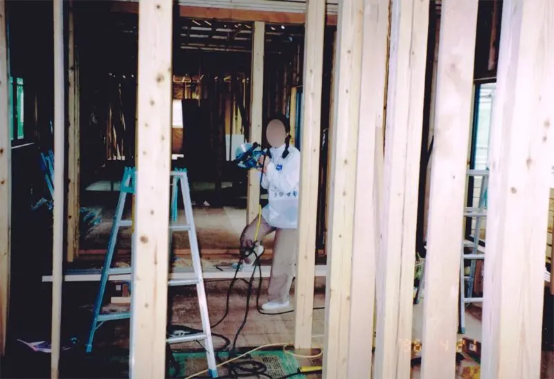 室内_丸のこポーズ