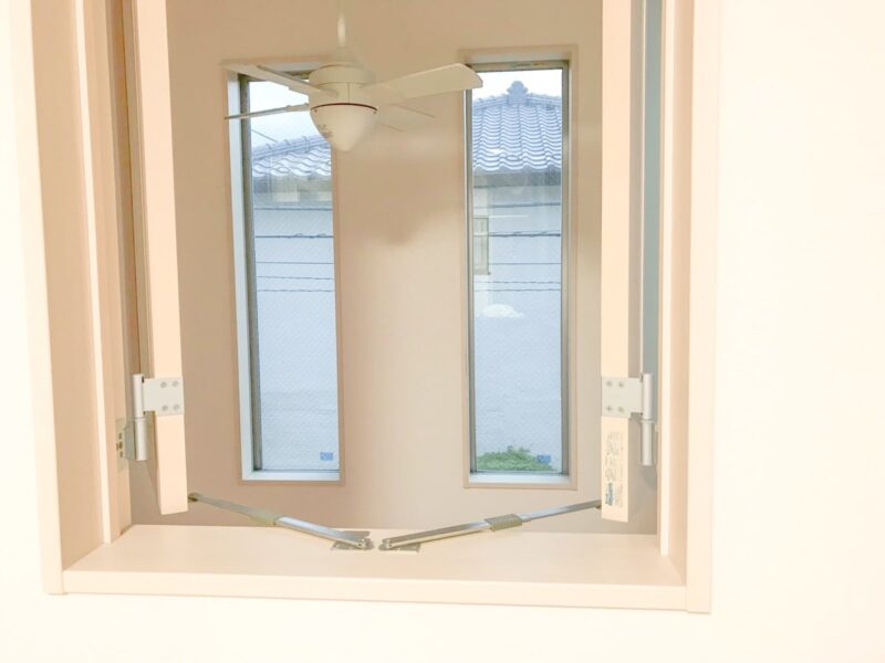 吹き抜けの窓_IMG_6628