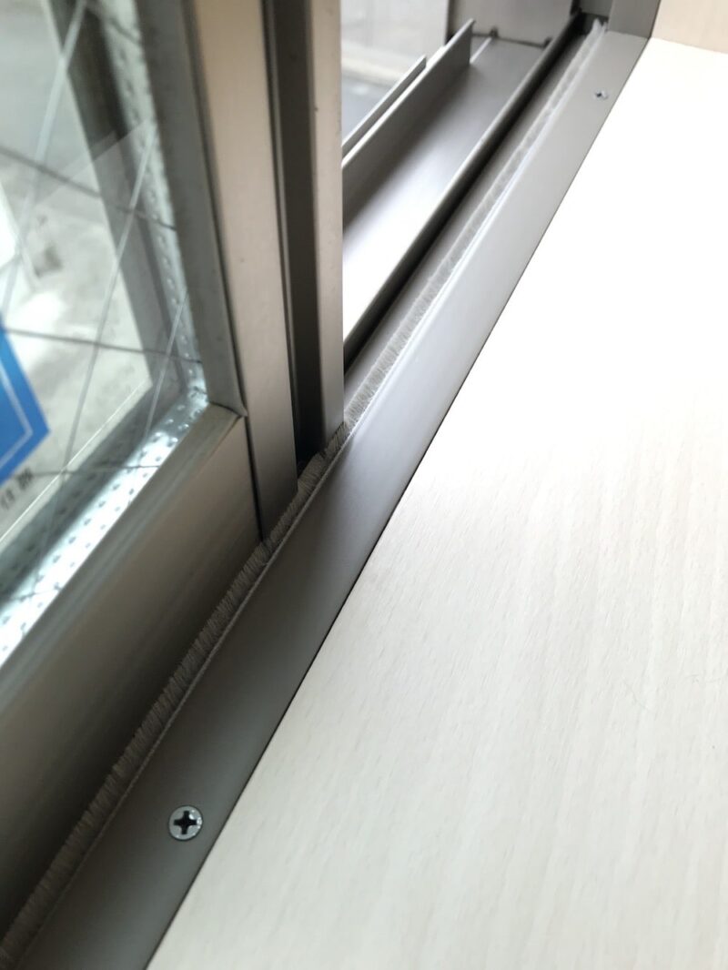 06_下枠モヘア窓途中移動_IMG_9898