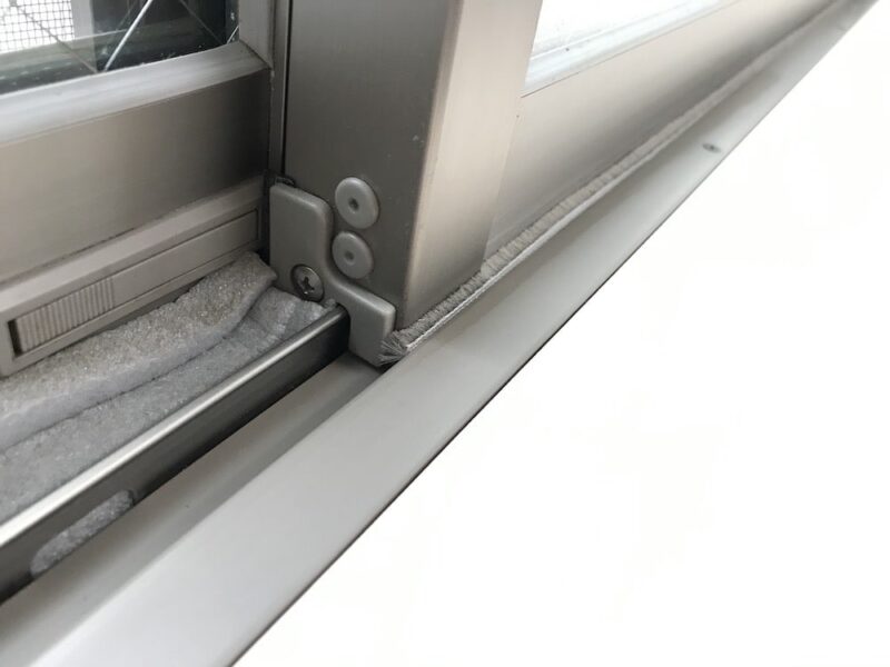 09_下枠モヘア完全閉じ左端_IMG_9914