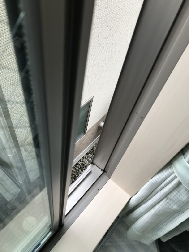 12_上枠モヘア窓を見下ろす_IMG_9905