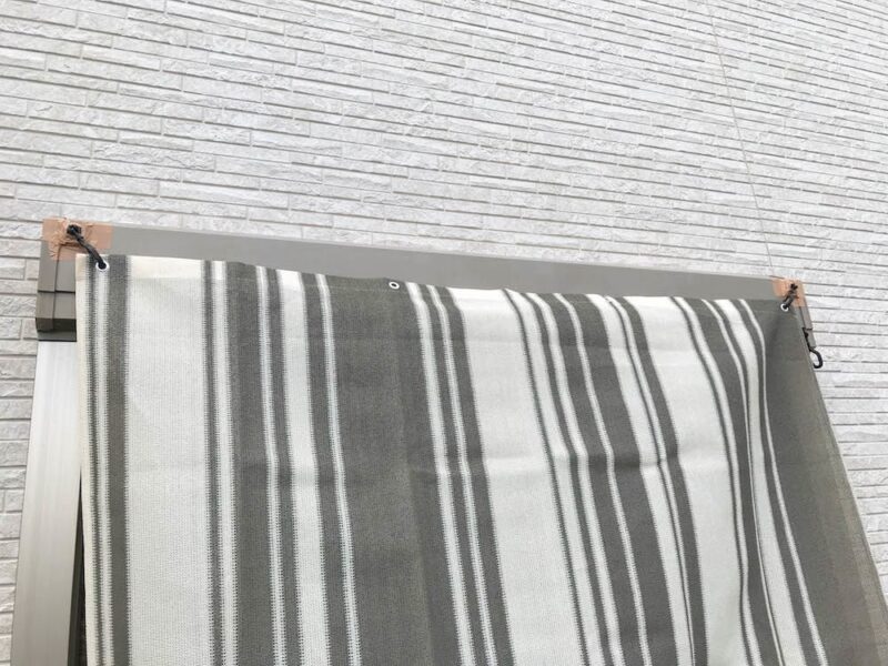 03_0_シャッターにガムテープでマグネットフックを付ける_IMG_9357