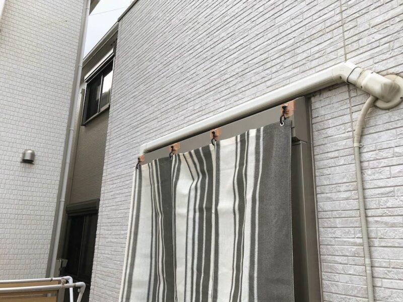 04_0_シャッターにガムテープでマグネットフックを付ける_IMG_9356