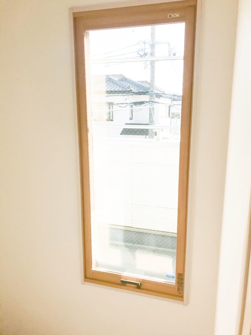 05_IMG_8696_吹き抜け南側窓_付けた後