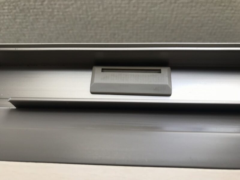 04_02_IMG_9987_サッシの下枠_樹脂パーツ