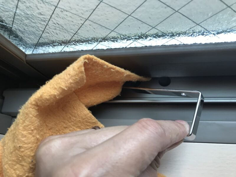 05_04_IMG_9994_カギ型金具でクリーニング_うまく行かない