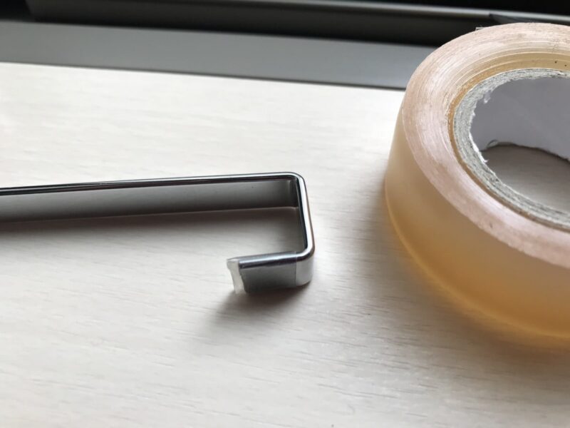 05_08_IMG_0003_カギ型金具切切断部分にビニールテープ