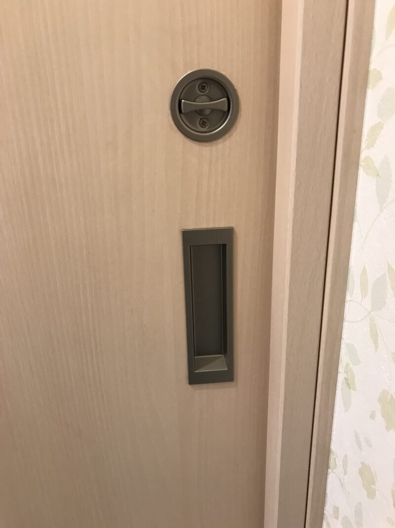 20_000_IMG_9616_塗り終わり_表示錠と引手