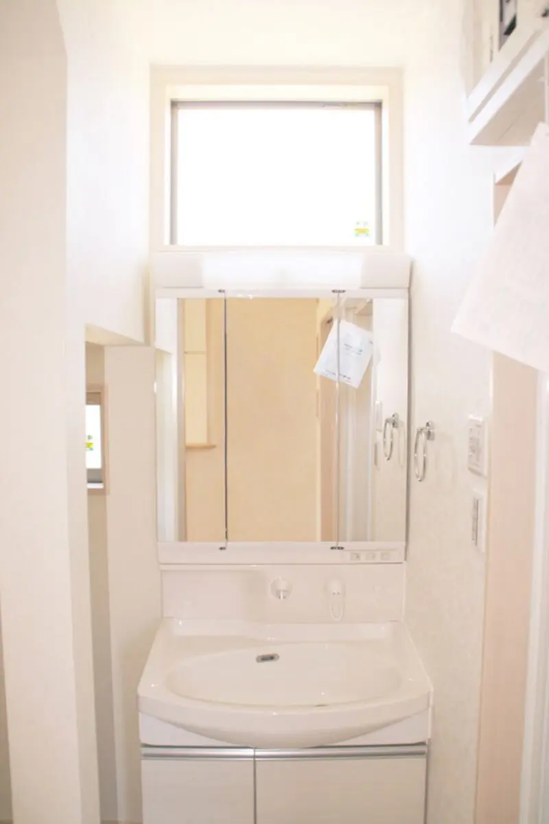 0140_1F洗面_FIX窓_05_IMG_4362_引き渡し_洗面台_人無し_bak