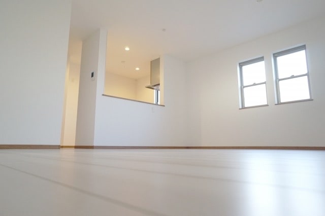 建売住宅のリビングとクロス