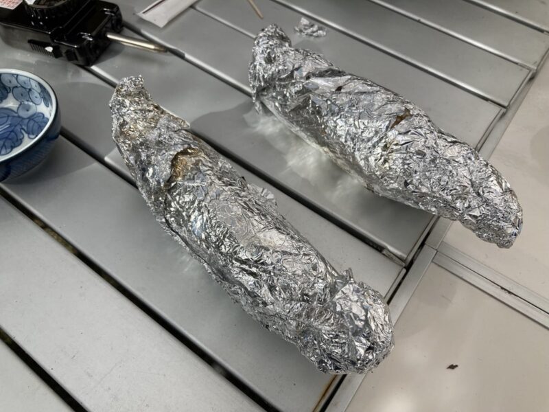アルミホイルで包まれた焼きいも