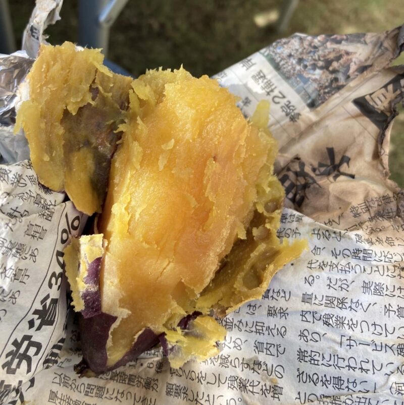 ２つに割った焼き立て焼き芋